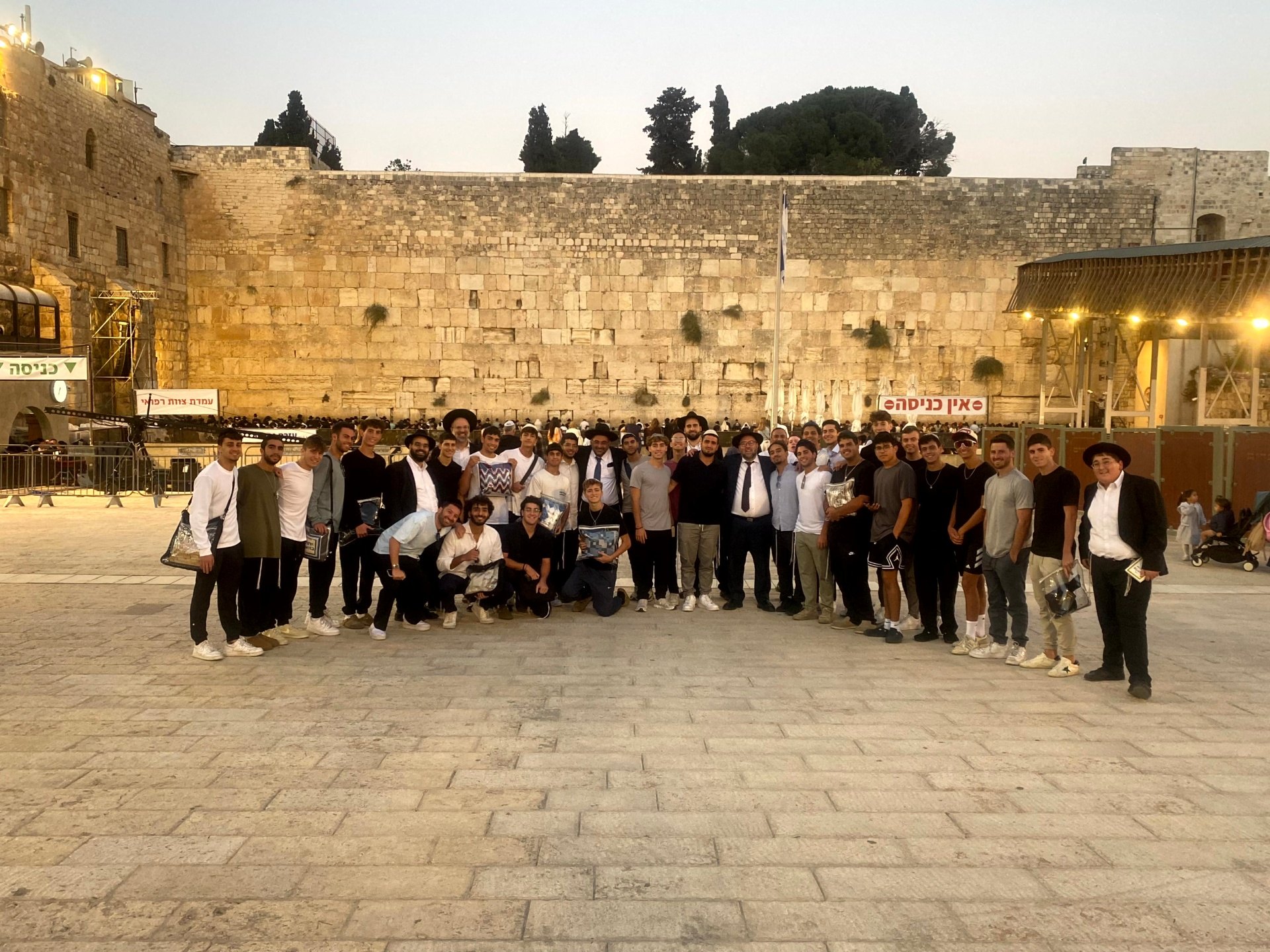 Lev Aharon talmidim at the Kotel