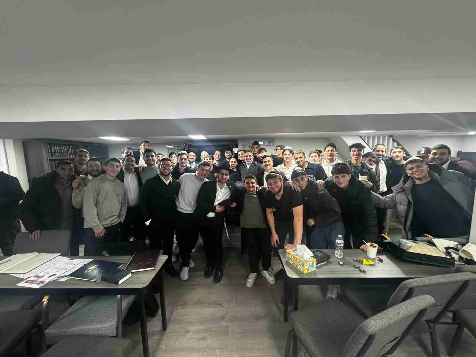 Talmidim and rabbanim gathered together at the Brooklyn ben hazemanim program