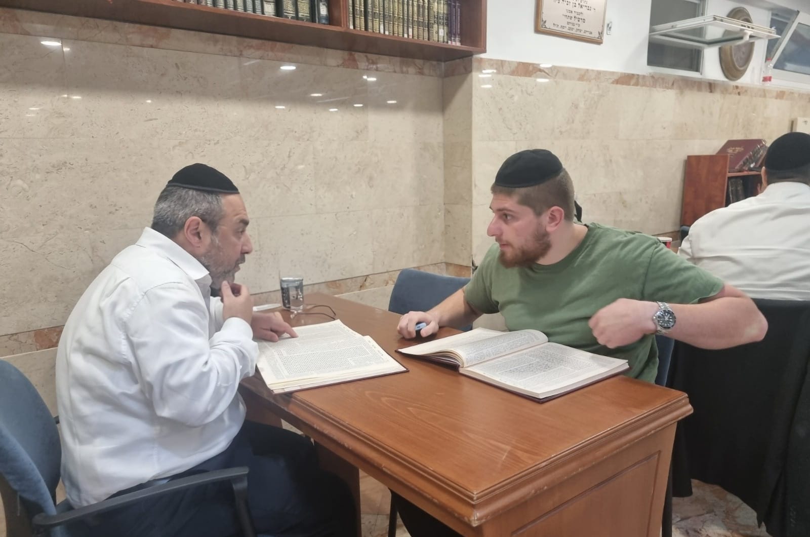 A rav learning one-on-one with a talmid over an open sefer