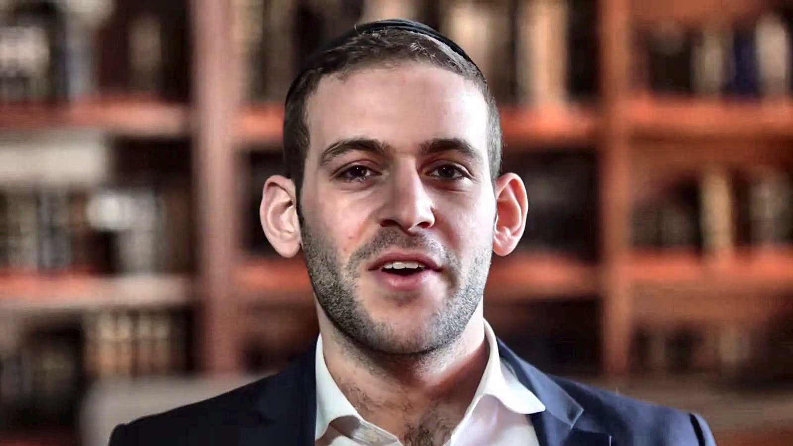 An alumnus speaking in the yeshiva library